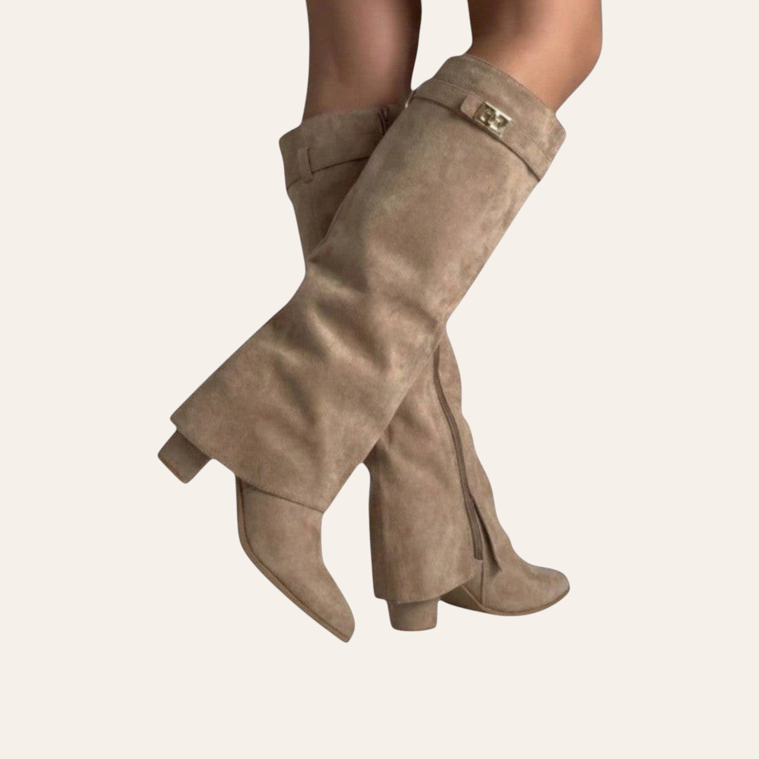So and Ro - shoes and more - Aya kniehoge laarzen in taupe suède look met omslag en gouden gesp detail
