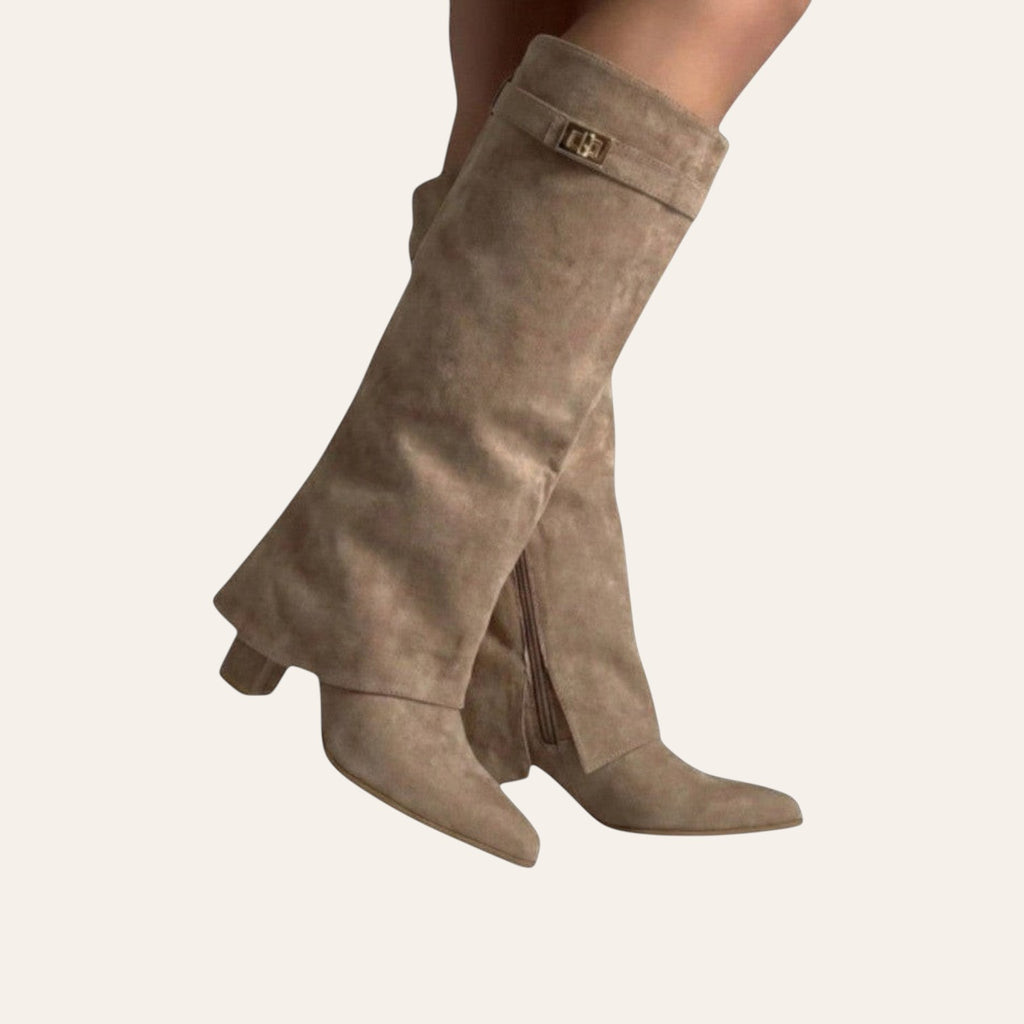 So and Ro - shoes and more - Aya kniehoge laarzen in taupe suède met omslag en gouden gesp detail