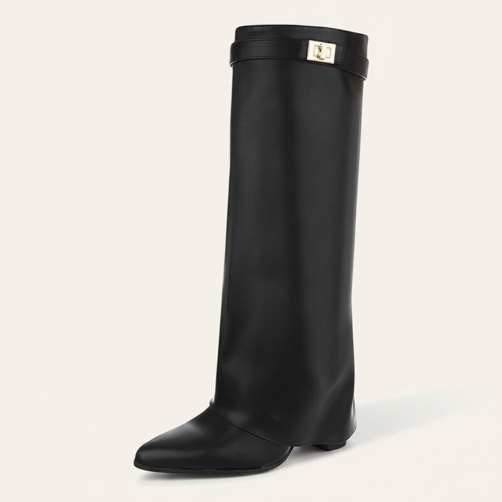 So and Ro - shoes and more - Aya kniehoge zwarte laars in lederlook met puntige neus en gouden slot-detail