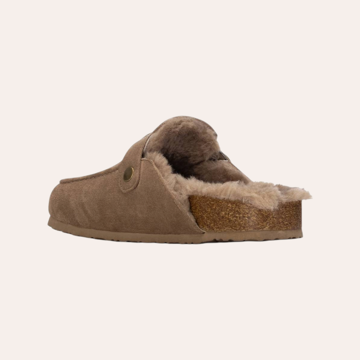 So and Ro - shoes and more - XTI Saria beige instapsloffen met pluizige voering, gesloten neus en goudkleurige gesp.