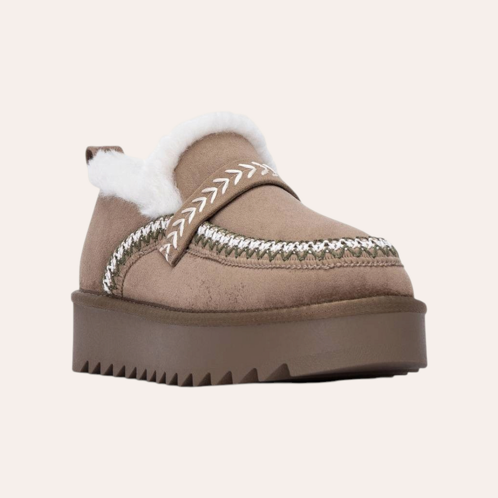 So and Ro - shoes and more - Refresh Meri beige instapschoenen met witte pluizige rand, borduurwerk en dikke zool.
