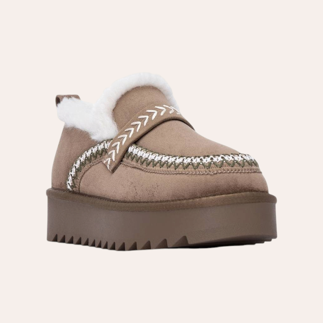 So and Ro - shoes and more - Refresh Meri beige instapschoenen met witte pluizige rand, borduurwerk en dikke zool.