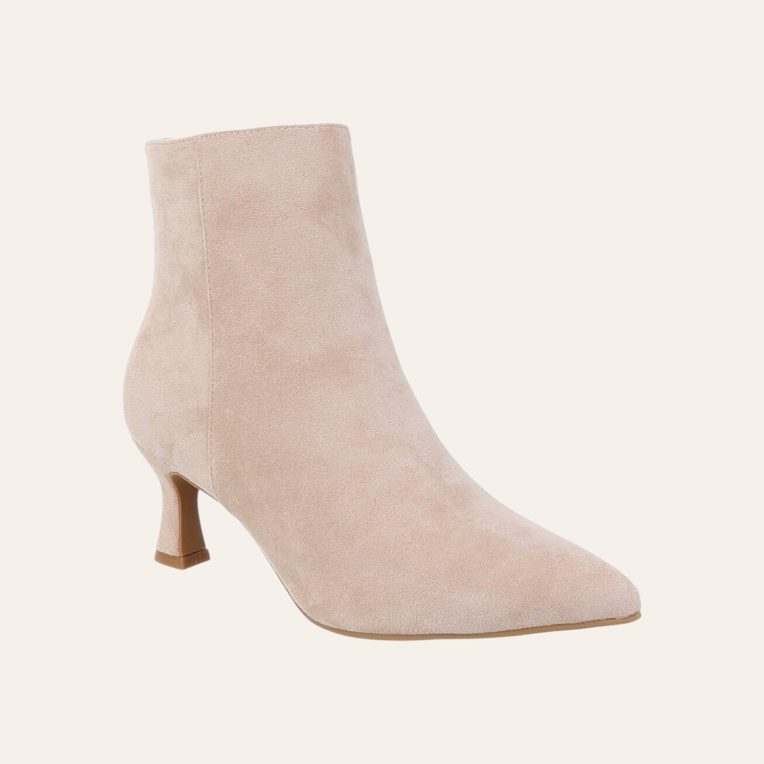 So and Ro - shoes and more - Caroline beige enkellaarsjes van microsuède met spitse neus en elegante kitten heel