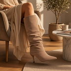 So and Ro - shoes and more - Rebecca beige kniehoge laarzen van microsuede met een elegante kitten heel