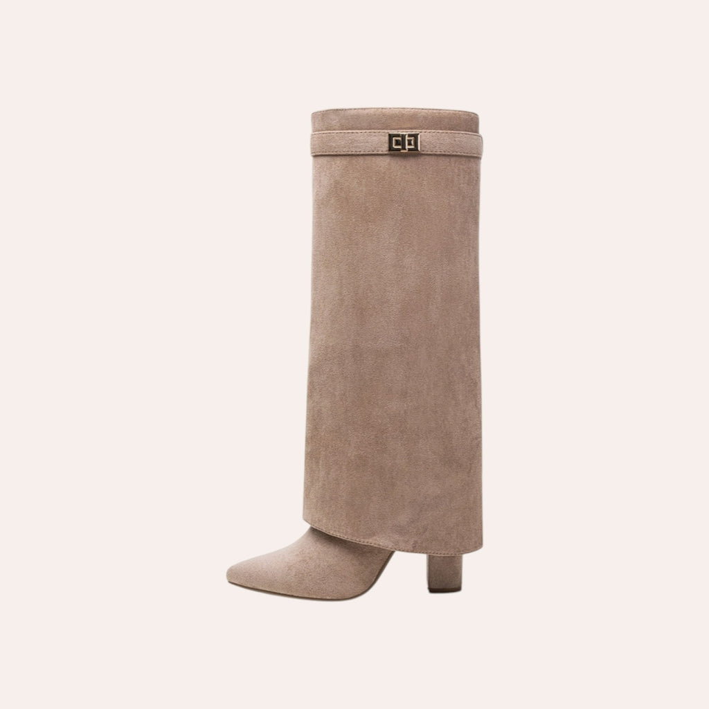 So and Ro - shoes and more - Aya beige omslaglaarzen met spitse neus, blokhak en decoratief gespdetail.