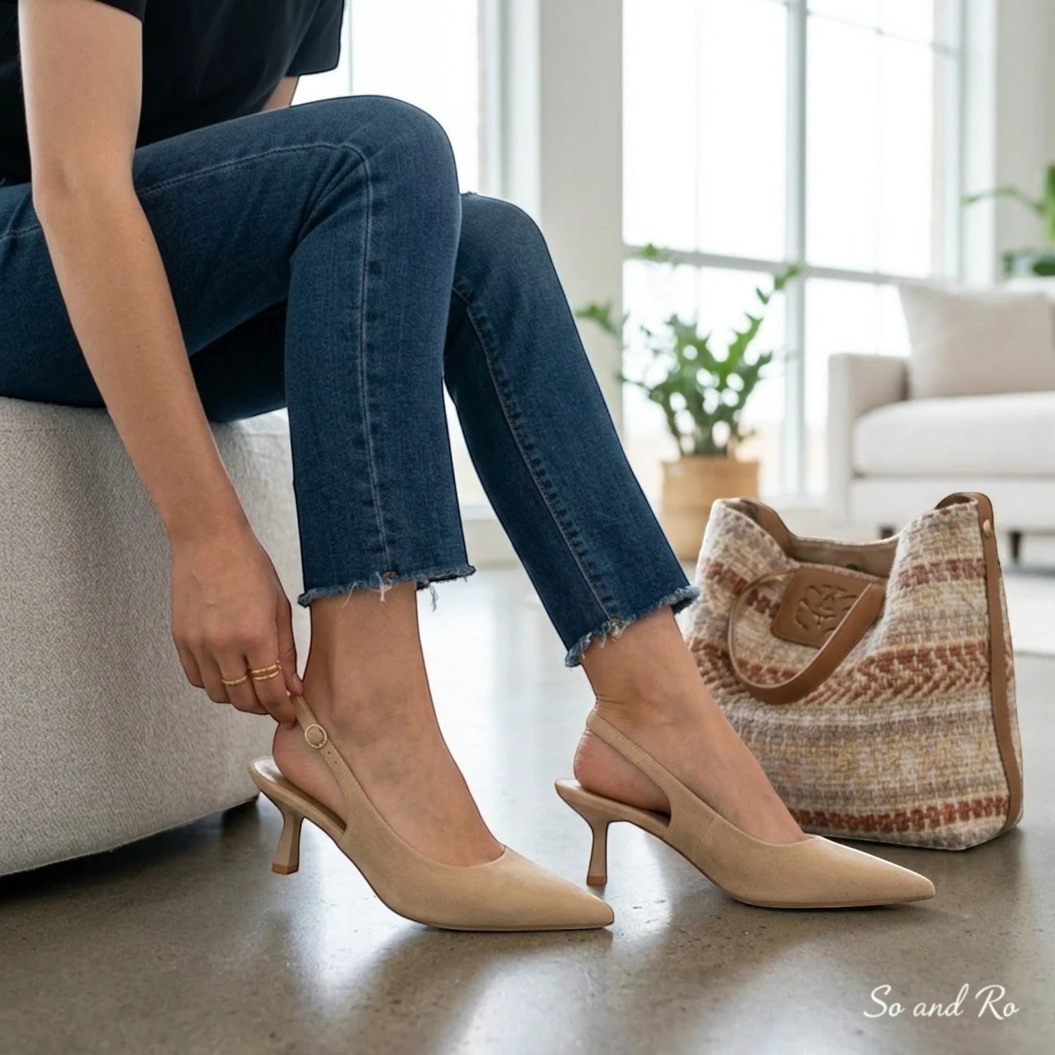 So and Ro - shoes and more - beige slingback pumps met kitten heel en puntneus gedragen door een vrouw in jeans