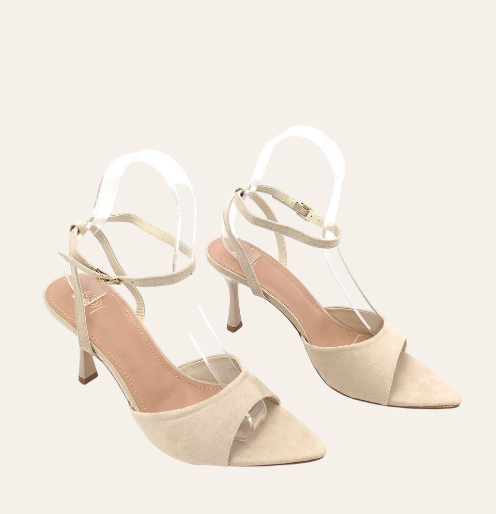 So and Ro - shoes and more - Gina beige stiletto sandalen met puntneus, open teen en verstelbare enkelbandjes.