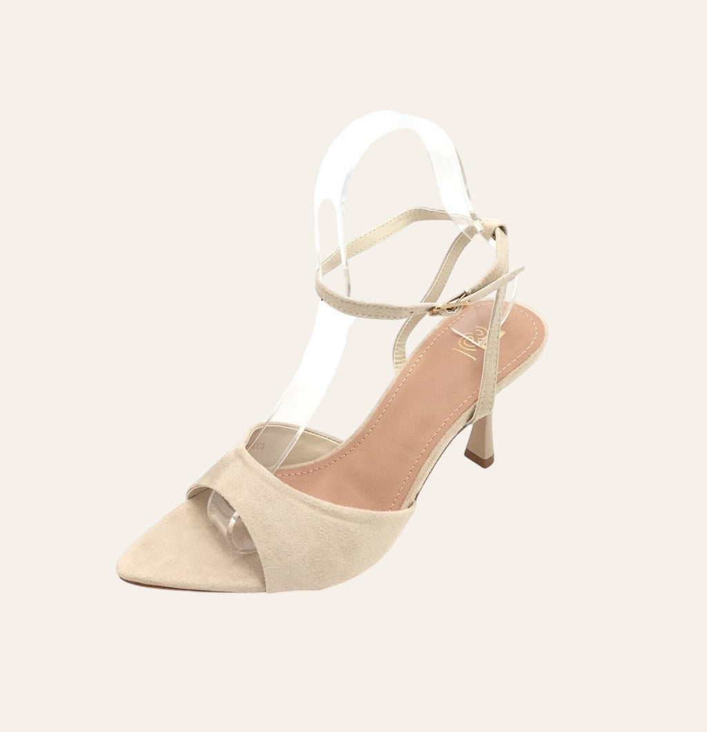 So and Ro - shoes and more - Gina beige stiletto sandaal met puntneus, open teen en verstelbare enkelbandjes.