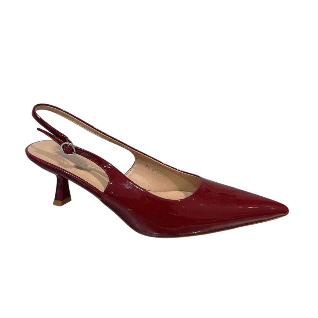 So and Ro - shoes and more bordeauxrode lak slingback met puntneus en kitten heel. Verstelbare gesp.