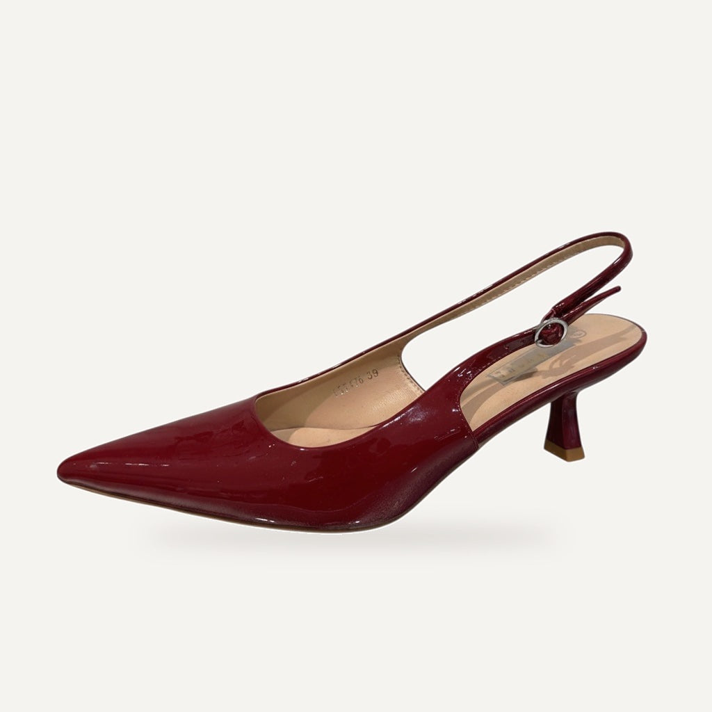 So and Ro - shoes and more bordeauxrode lak slingback met puntneus en kitten heel. Verstelbare enkelband.