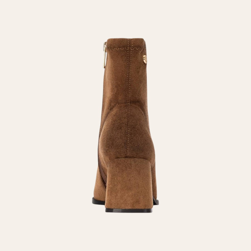 So and Ro - shoes and more - Mariejose bruin enkellaarsje van microsuède met blokhak, achteraanzicht