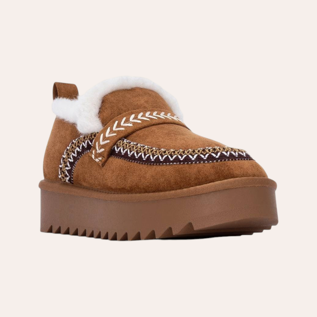 So and Ro - shoes and more - Refresh bruine instapschoenen met borduurwerk, witte pluizige rand en dikke profielzool
