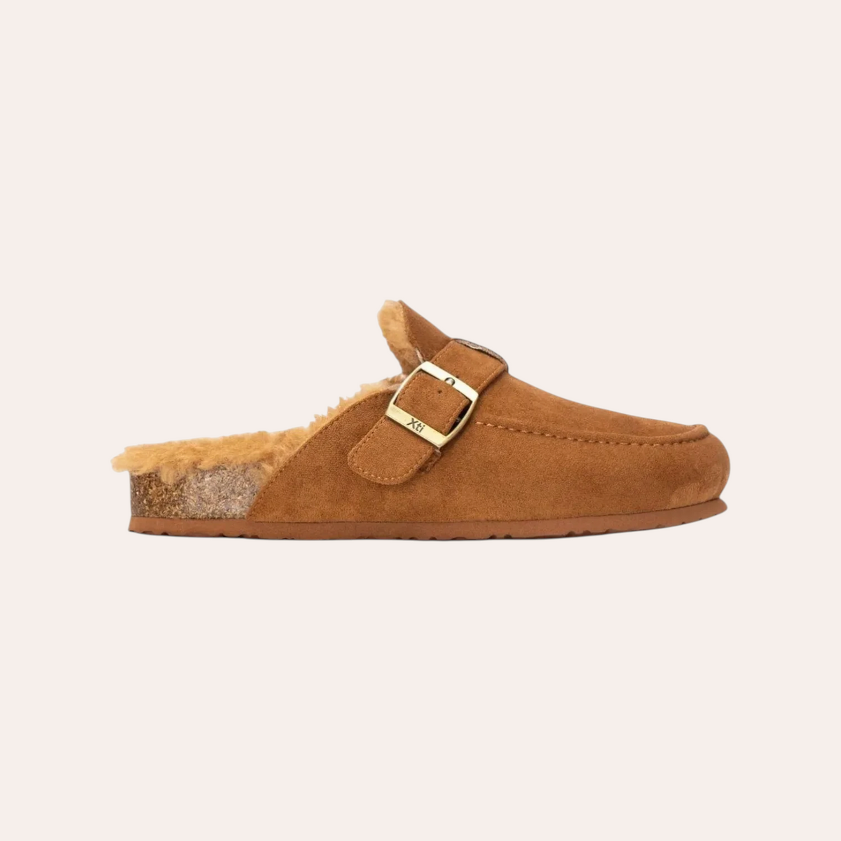 So and Ro - shoes and more - XTI Saria bruine instapsloffen met pluizige voering, goudkleurige gesp en kurkzool.