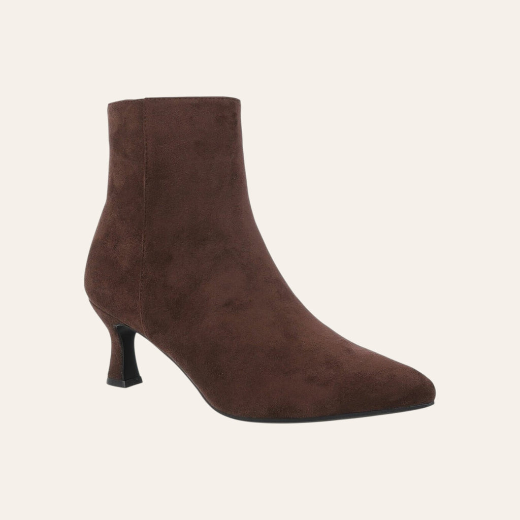 So and Ro - shoes and more - Caroline bruine enkellaarsjes van microsuède met spitse neus en elegante kitten heel.