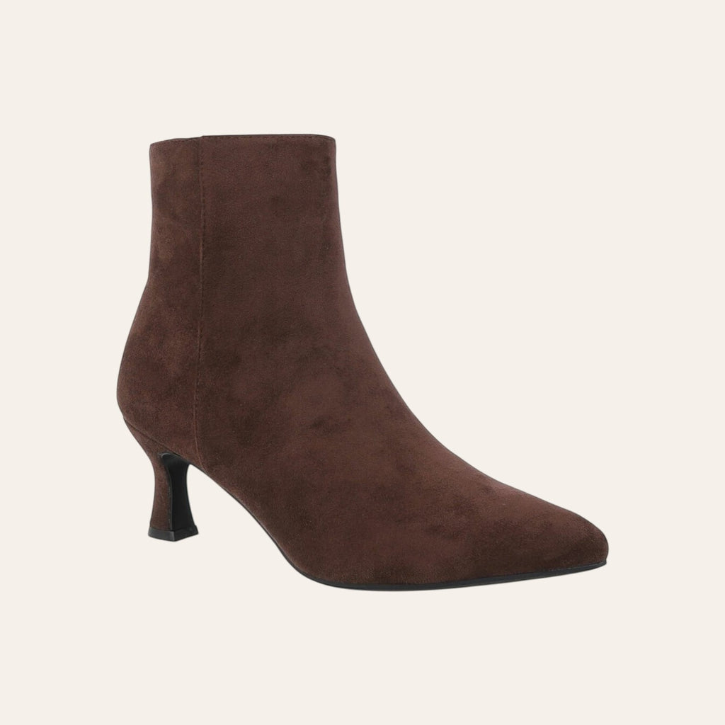 So and Ro - shoes and more - Caroline bruine enkellaarsjes van microsuède met spitse neus en elegante kitten heel.