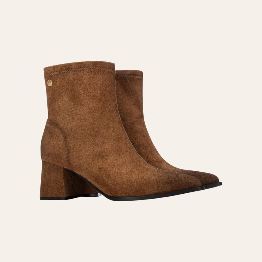 So and Ro - shoes and more - Mariejose bruine enkellaarsjes van microsuède met een elegante blokhak en ritssluiting.