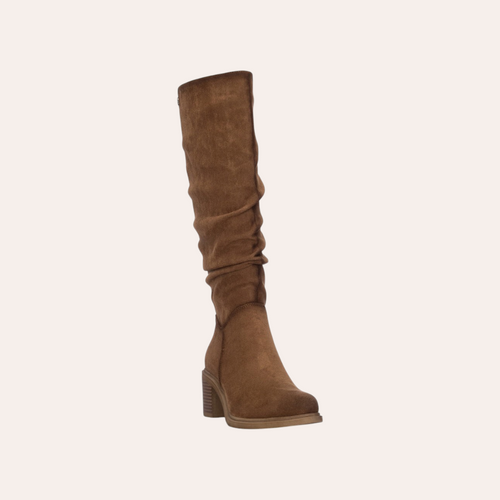 So and Ro - shoes and more - Amber bruine microsuede laars met hak en geplooid detail voor een elegante look.