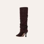 So and Ro - shoes and more - Rebecca kniehoge laarzen in donkerbruin microsuede met een elegante kitten heel