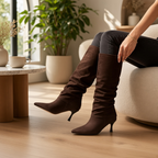 So and Ro - shoes and more - Rebecca kniehoge laarzen in donkerbruin microsuede met een elegante kitten heel