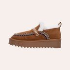So and Ro - shoes and more - bruine Refresh instapschoenen met borduurwerk, witte pluche rand en dikke profielzool