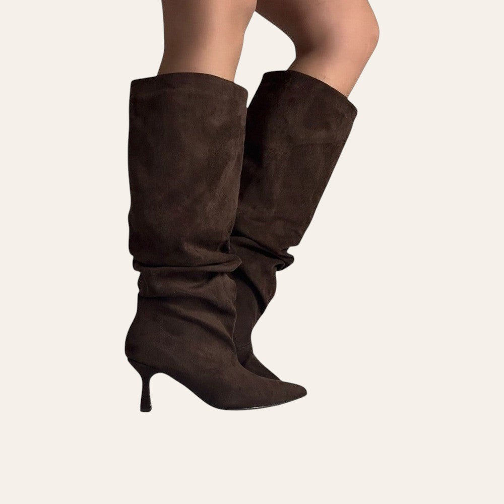 So and Ro - shoes and more - Emma bruine kniehoge laarzen met slouchy design, suède look en elegante kitten heel.