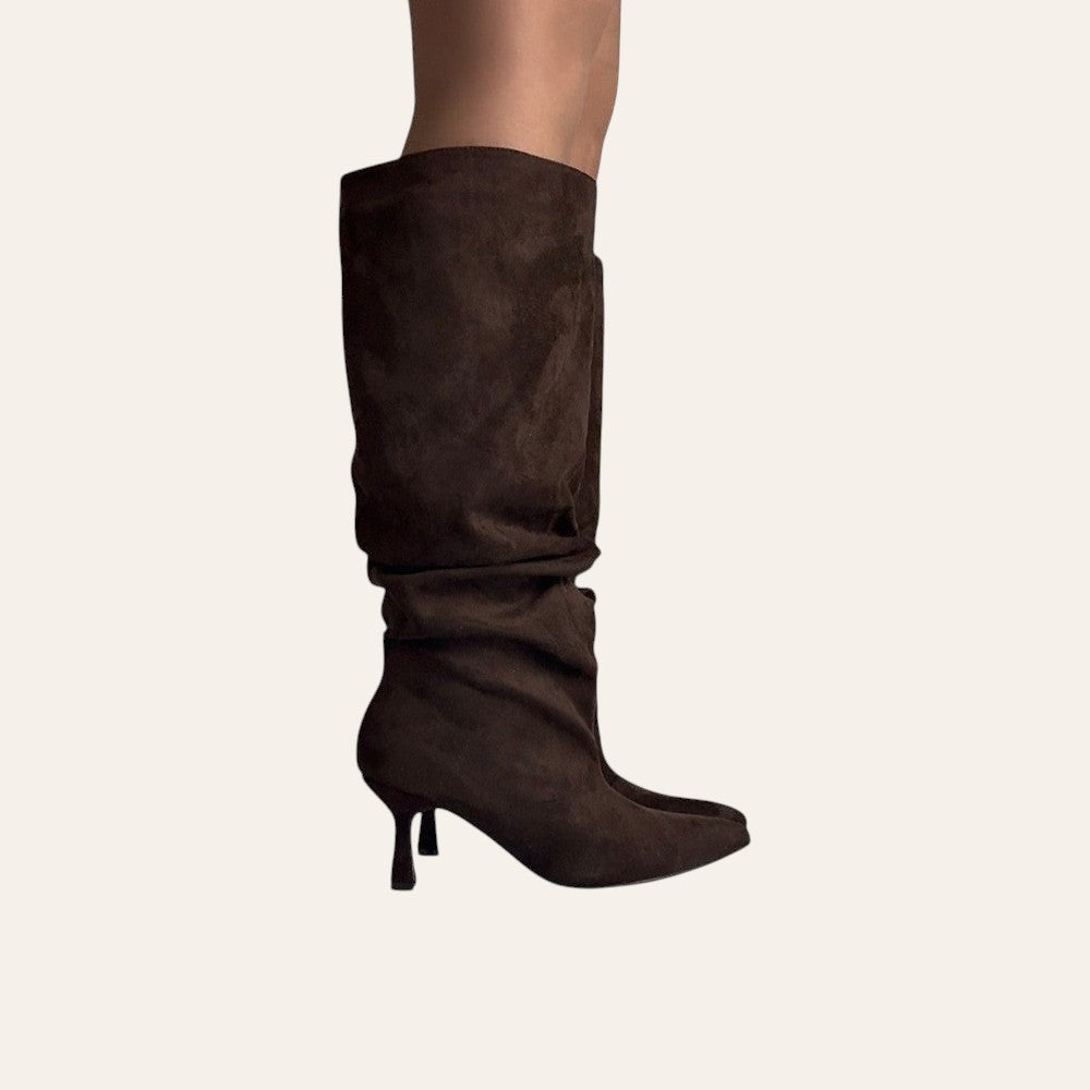 So and Ro - shoes and more - Emma bruine kniehoge laarzen met slouchy design, suède look en elegante kitten heel.