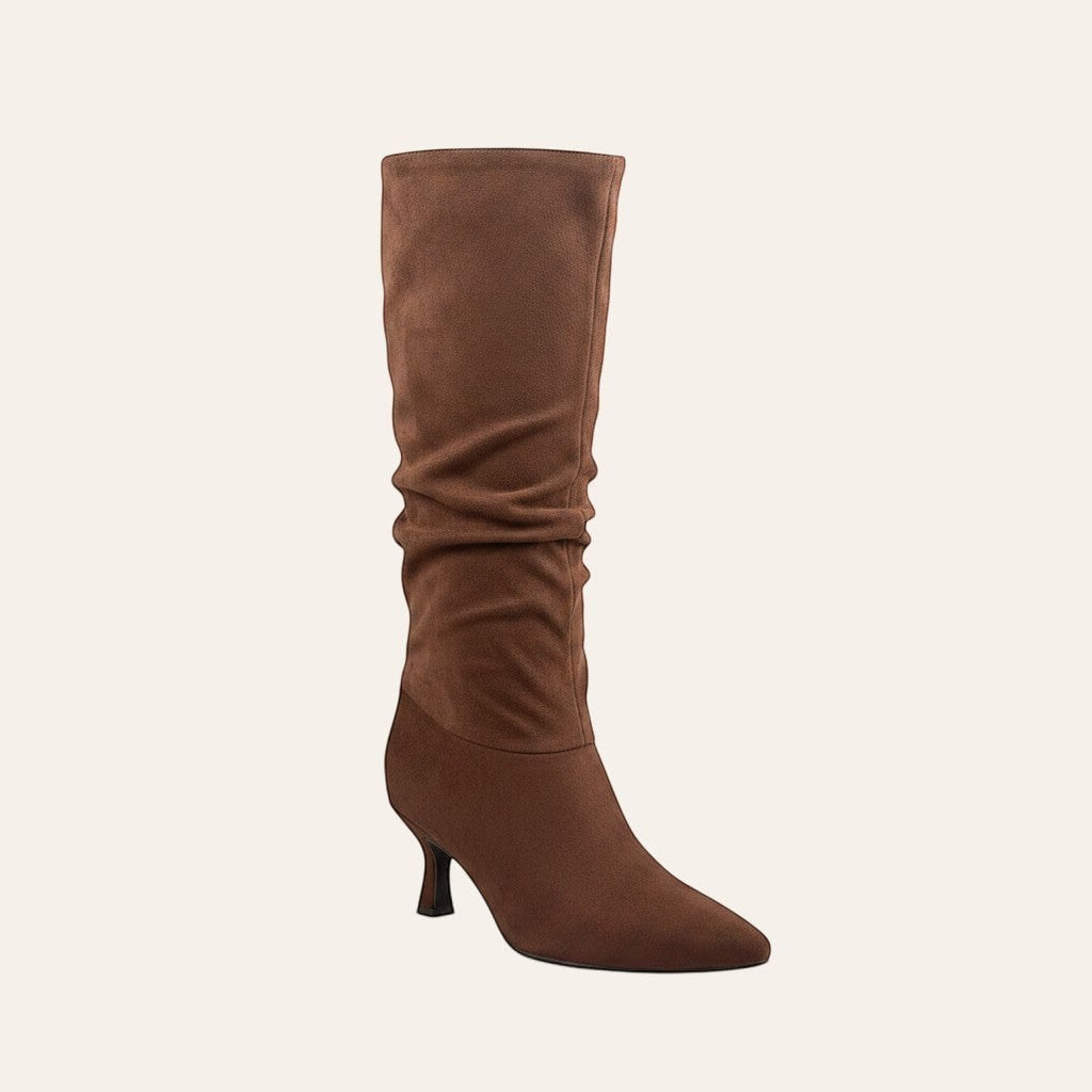 So and Ro - shoes and more - Tessa laars in bruine lederlook met geplooide schacht, spitse neus en elegante kitten heel