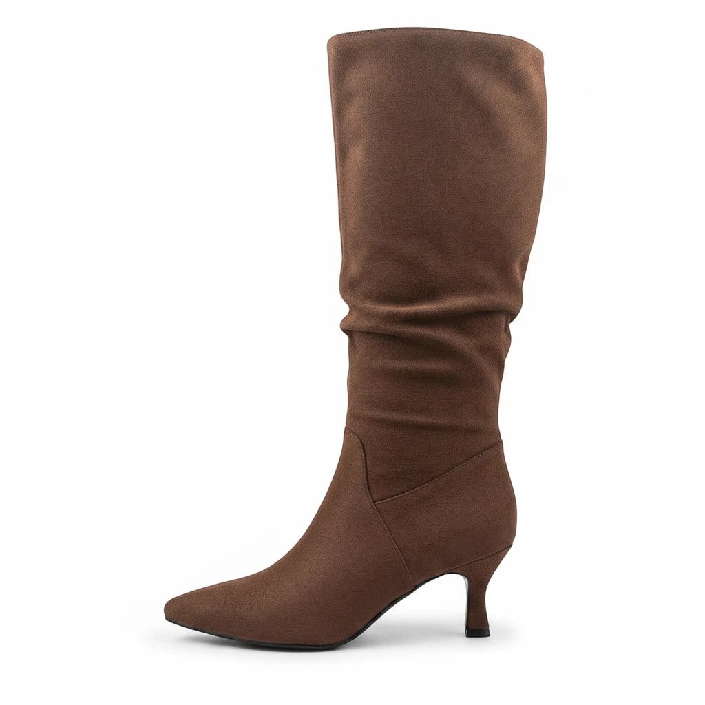 So and Ro - shoes and more - Tessa laars in bruin lederlook met geplooide schacht, spitse neus en elegante kitten heel.