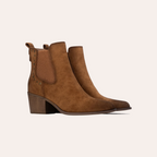 So and Ro - shoes and more - bruine REFRESH western enkellaarsjes in suède-look met blokhak en metalen studs