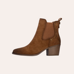 So and Ro - shoes and more - bruine REFRESH enkellaarsjes in suède-look met blokhak, studs en gestructureerd zijpaneel