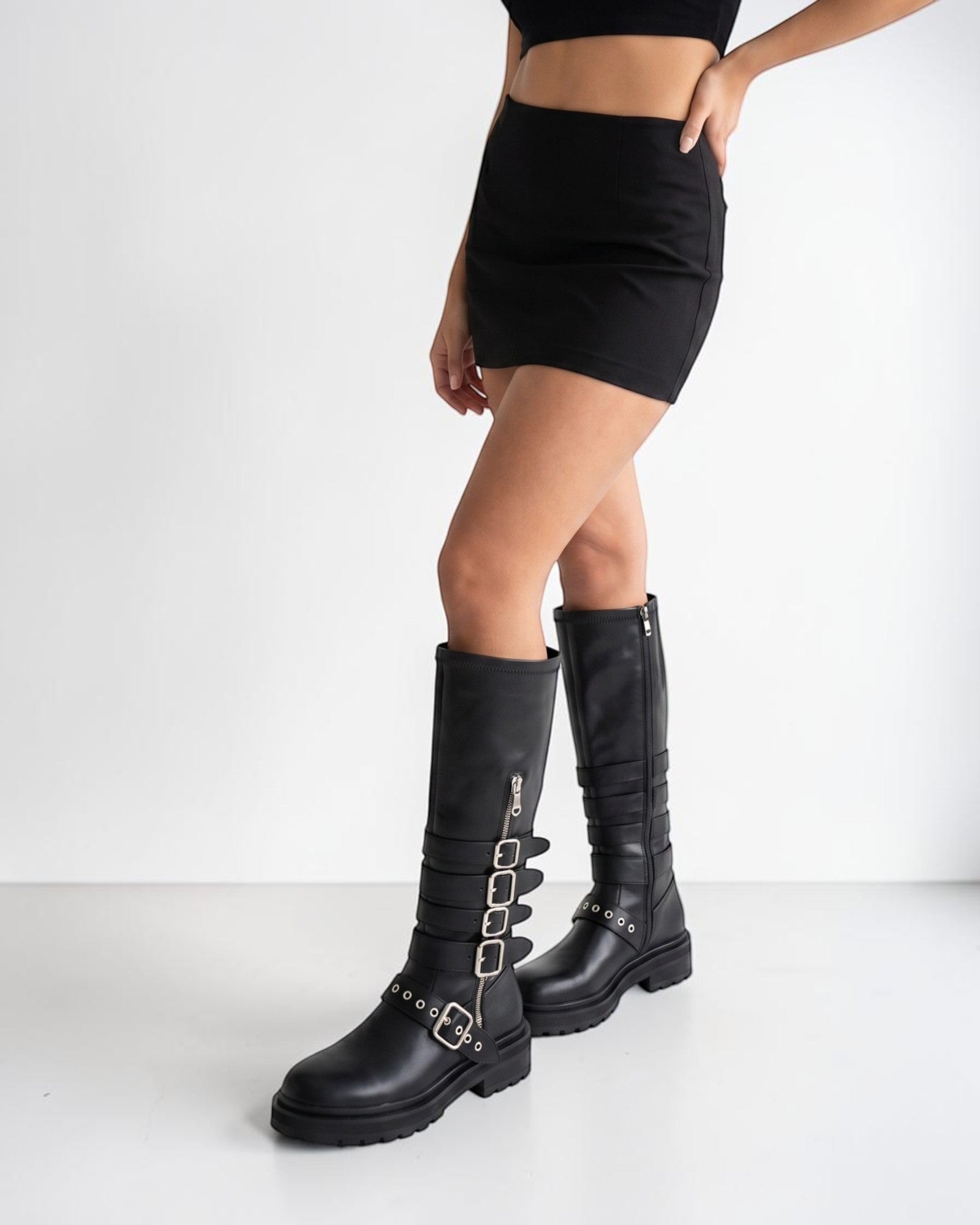 So and Ro - shoes and more Celine kniehoge zwarte laarzen met zilveren gespen en platformzool op een festival.