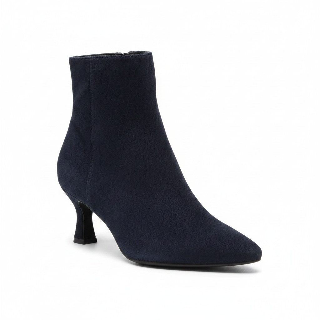 So and Ro - shoes and more - Caroline donkerblauwe enkellaarsjes van microsuède met spitse neus en elegante kitten heel