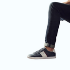 So and Ro - shoes and more - Teddy Smith Alex donkerblauwe herensneakers met witte zool en rood accent in woonkamer