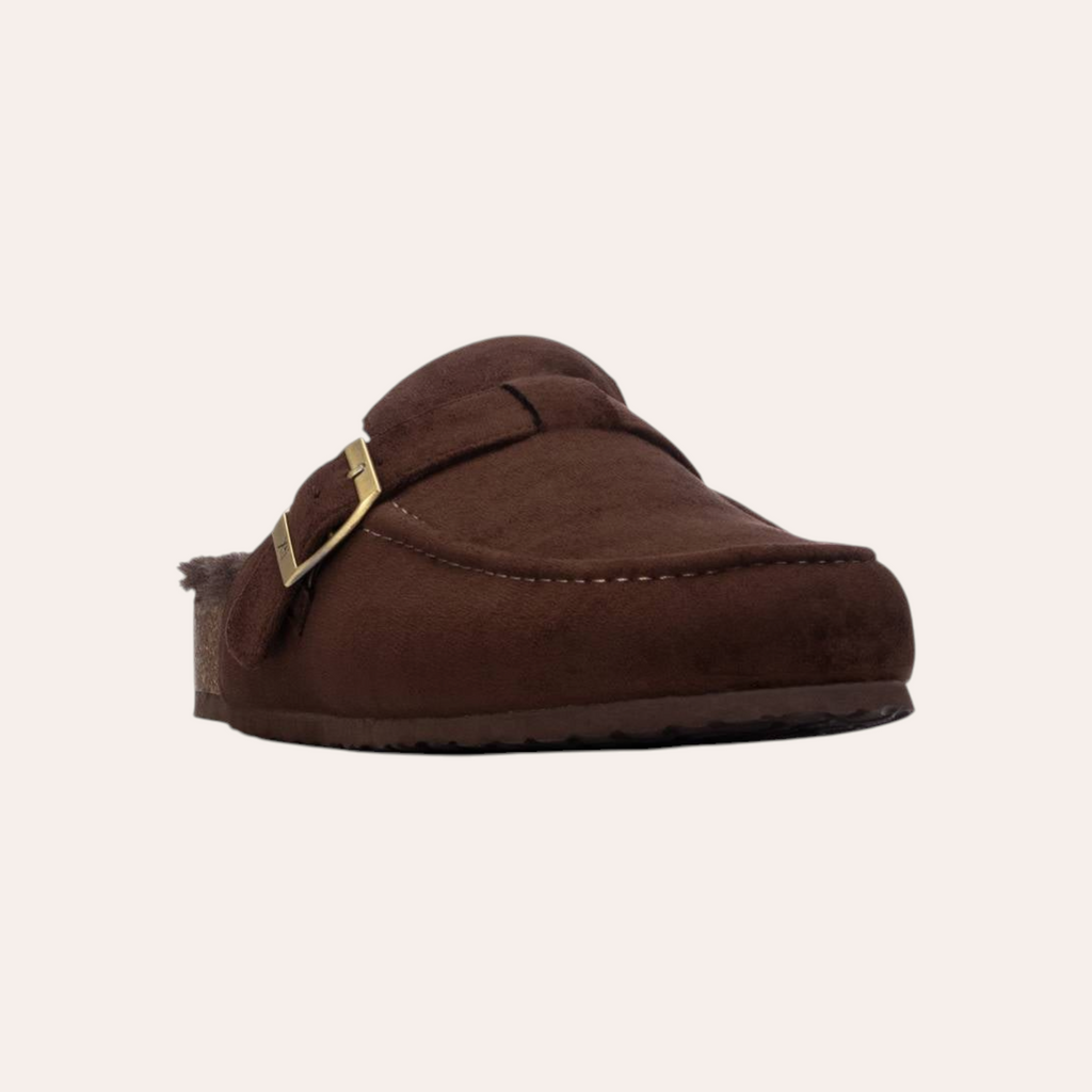 So and Ro - shoes and more - XTI Saria donkerbruine instapsloffen met pluizige voering en goudkleurige gesp