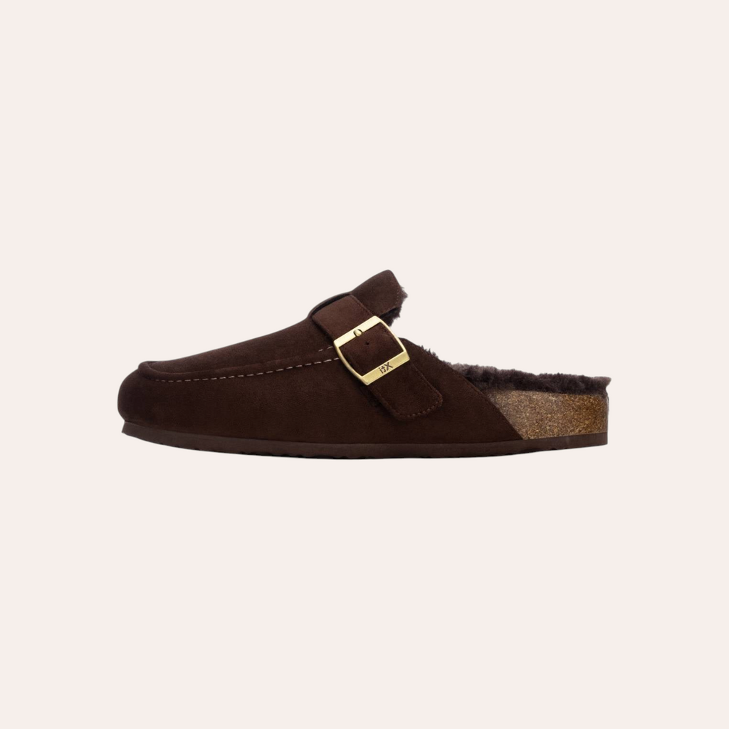 So and Ro - shoes and more - XTI Saria donkerbruine instapsloffen met pluizige voering en goudkleurige gesp