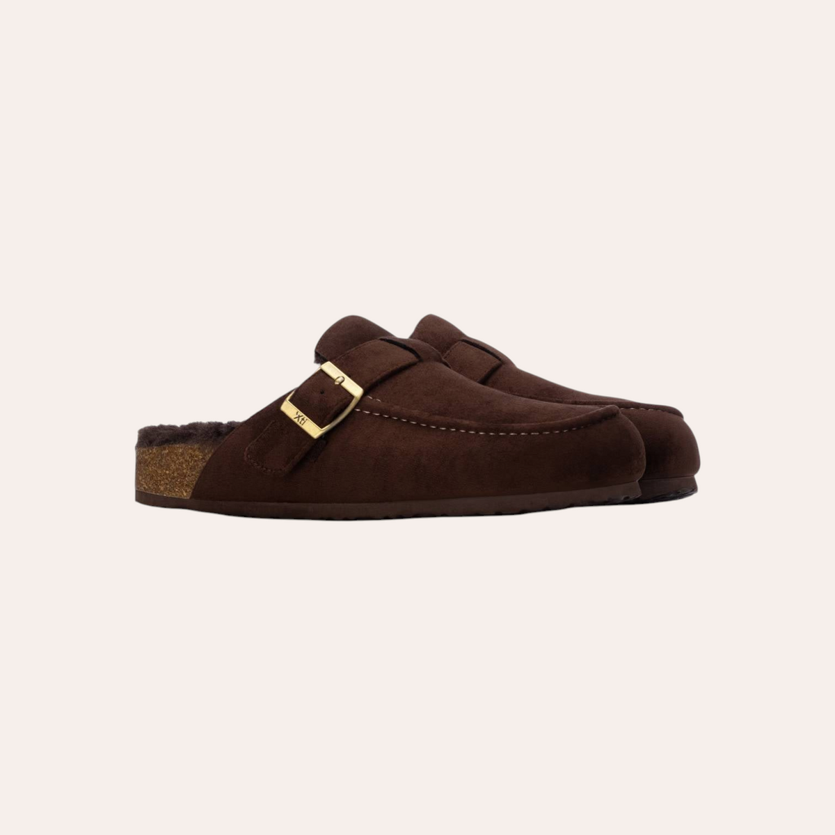 So and Ro - shoes and more - XTI Saria donkerbruine instapsloffen met pluizige voering en goudkleurige gesp