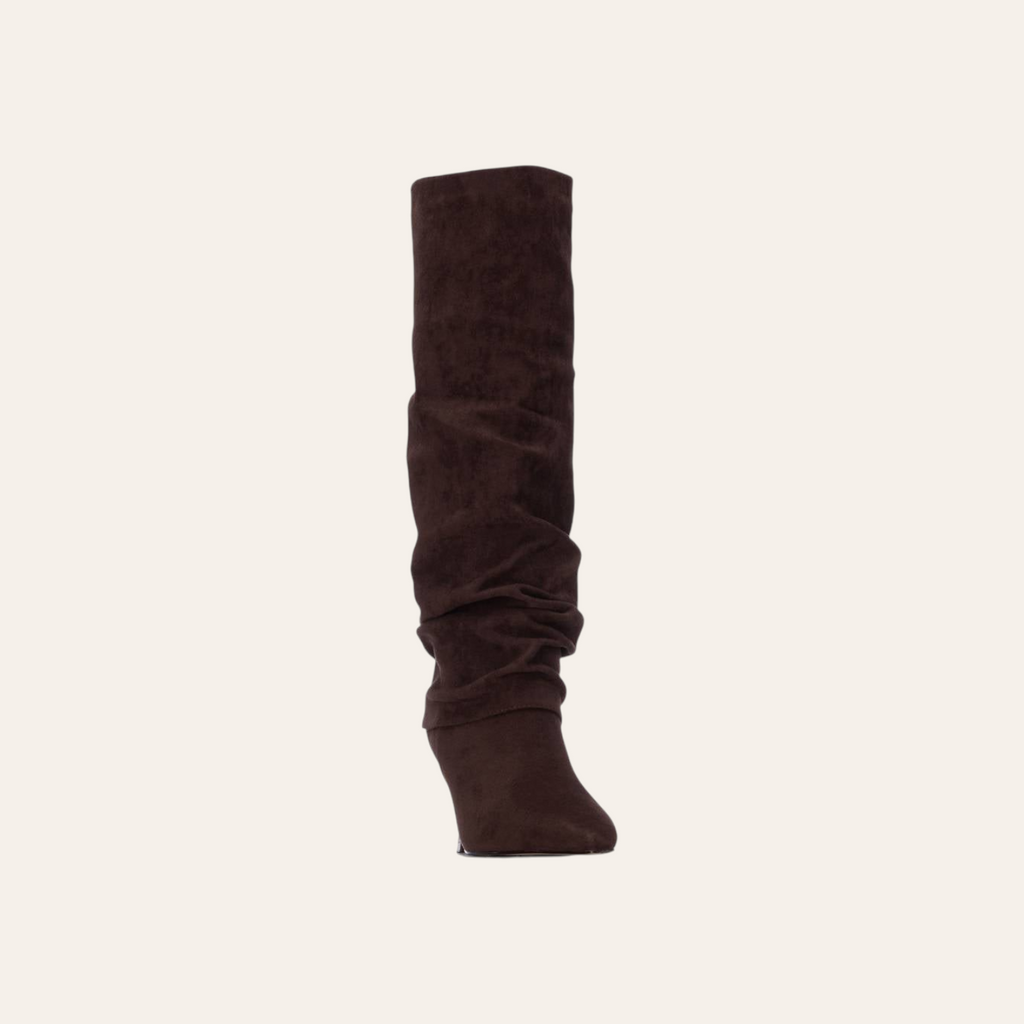 So and Ro - shoes and more - Rebecca kniehoge donkerbruine laars van microsuede met een elegante kitten heel.