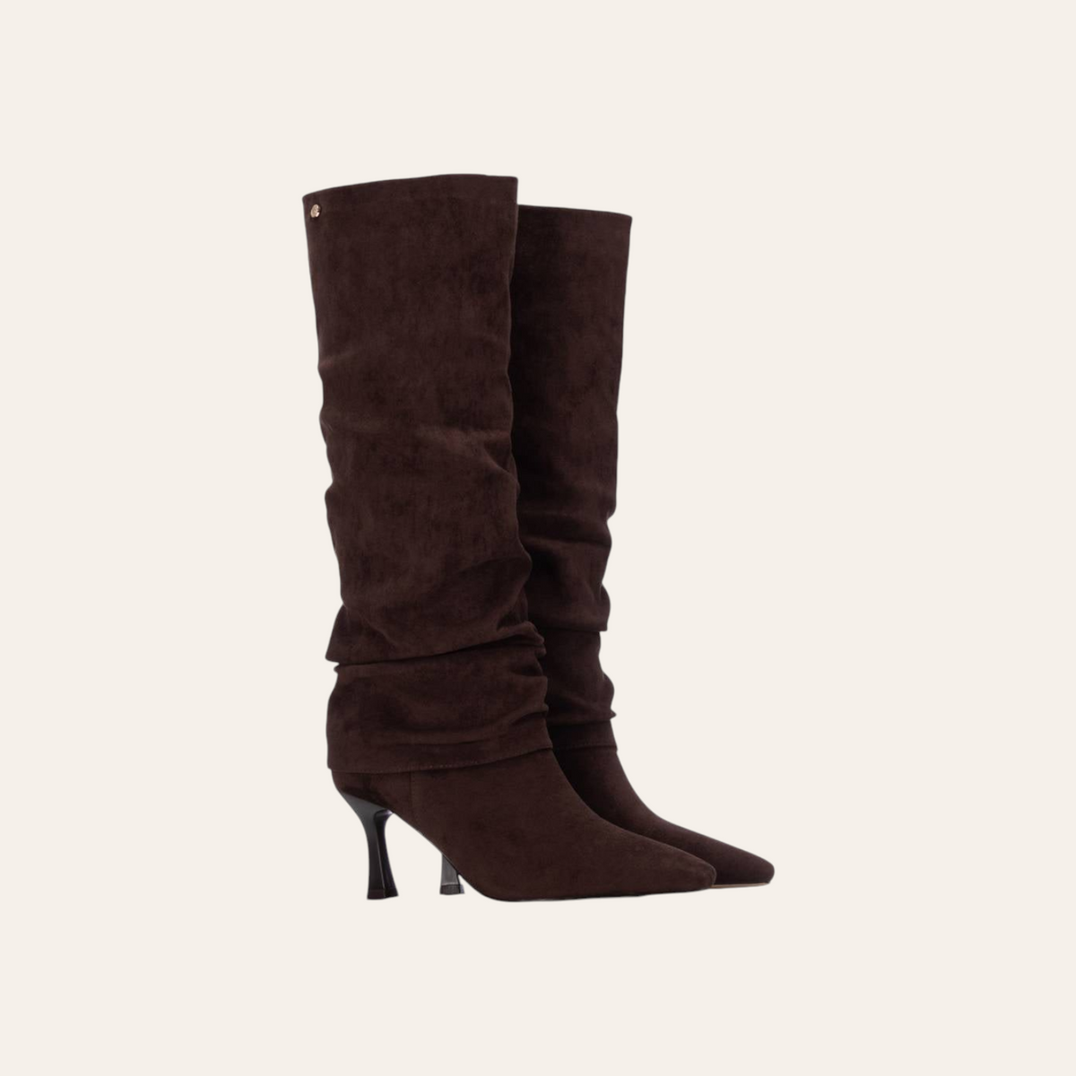 So and Ro - shoes and more - Rebecca kniehoge laarzen in donkerbruin microsuede met een elegante kitten heel