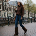 So and Ro - shoes and more - Geraldina donkerbruine microsuède laarzen met omslag en gouden knopen tijdens een wandeling