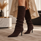 So and Ro - shoes and more - Rebecca kniehoge bruine microsuede laarzen met een elegante kitten heel en slouchy pasvorm
