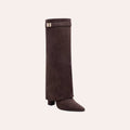 So and Ro - shoes and more - donkerbruine Aya omslaglaarzen met blokhak, spitse neus en decoratieve metalen gesp.