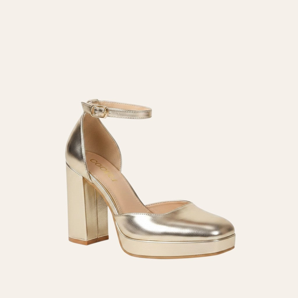 So and Ro - shoes and more - Mia gouden plateaupump met hoge blokhak, enkelbandje en glanzende metallic laklook.