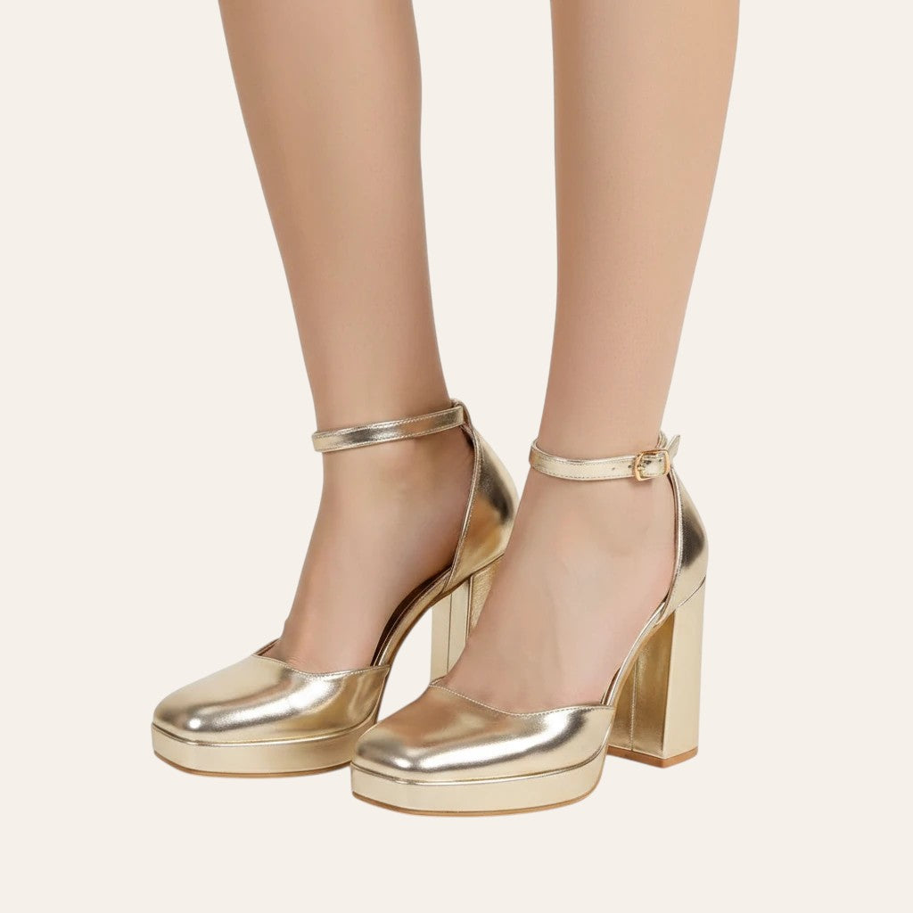 So and Ro - shoes and more - Mia gouden plateaupump met laklook, hoge blokhak en verstelbaar enkelbandje