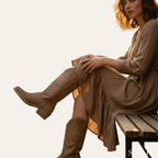 So and Ro - shoes and more - Carla khaki cowboylaarzen met western borduursels en blokhak gedragen door een vrouw.