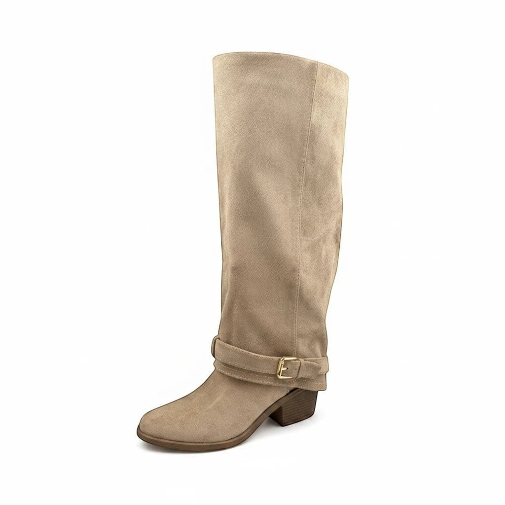 So and Ro - shoes and more - Toos dameslaars in khaki microsuède met een lage blokhak en gouden gesp detail.