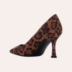 So and Ro - shoes and more - Stephanie stiletto pump in bruine microsuède met opvallende leopardprint en spitse neus