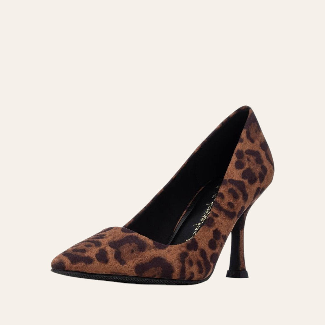 So and Ro - shoes and more - Stephanie stiletto pump in bruine microsuède met opvallende leopardprint en spitse neus