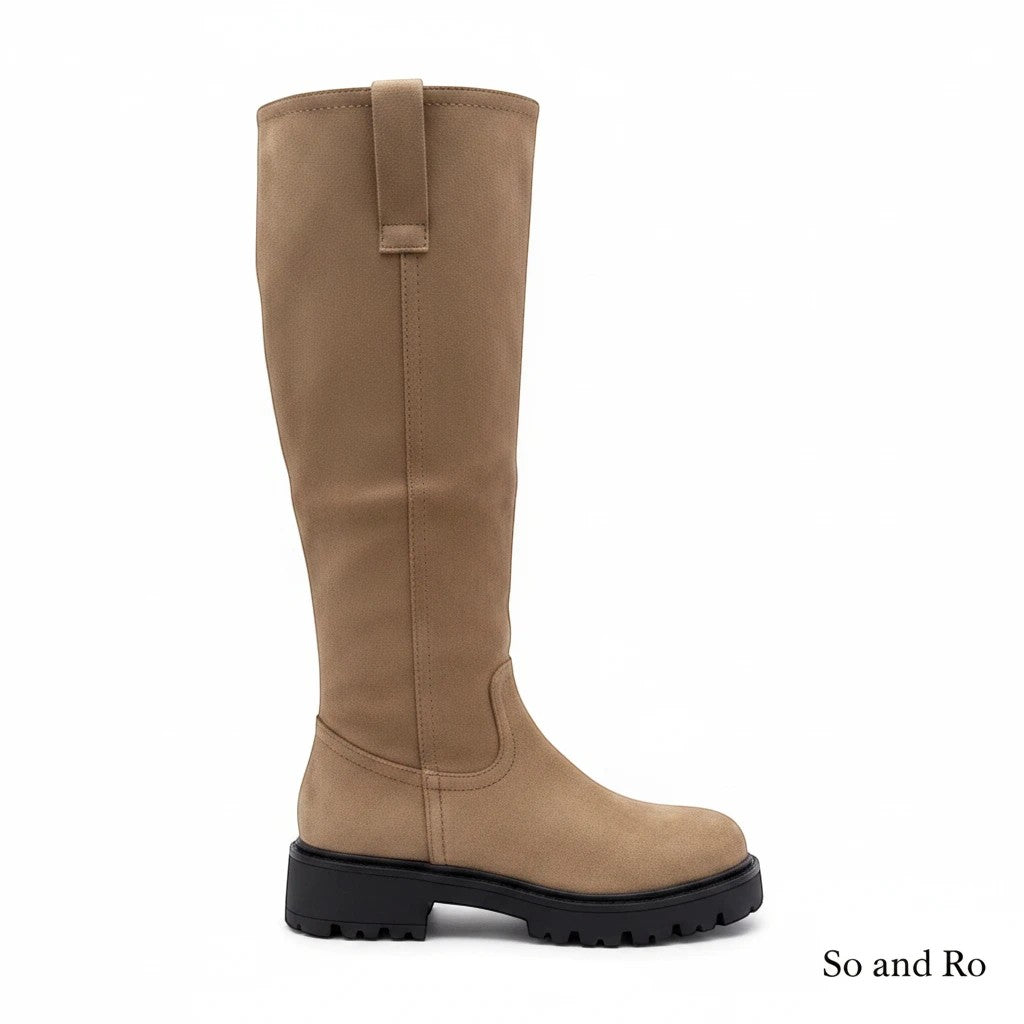 So and Ro - shoes and more - Lina kniehoge laars in taupe microsuède met een robuuste zwarte profielzool.