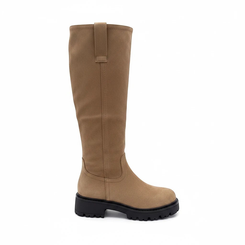 So and Ro - shoes and more - Lina kniehoge laars in taupe microsuède met een robuuste zwarte profielzool.