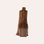 So and Ro - shoes and more - REFRESH Melissa bruine western enkellaarsjes met blokhak, studs en suède-look achterkant